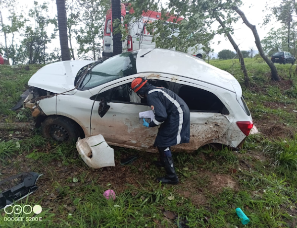 A colis&atilde;o aconteceu durante temporal que atingiu a cidade neste domingo