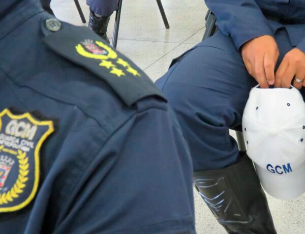 Suspeito avan&ccedil;ou contra agentes com uma faca, segundo relato da Guarda