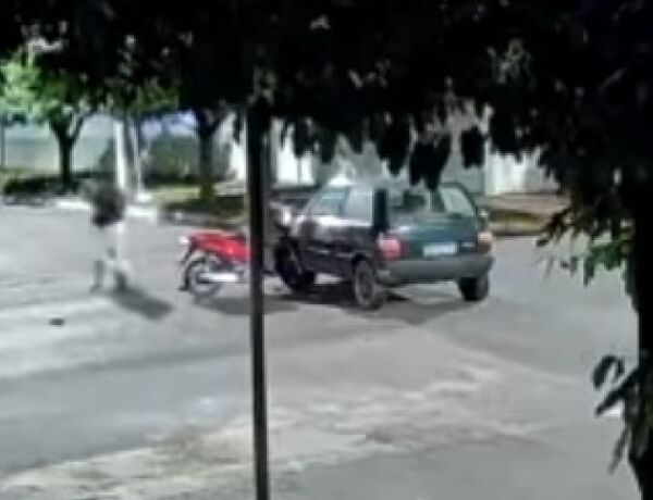 Motociclista foi atingida e precisou de socorro m&eacute;dico