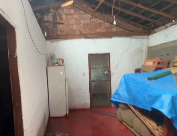 Parte do telhado cedeu, e m&oacute;veis foram atingidos pela chuva; fam&iacute;lia recebe doa&ccedil;&otilde;es via Pix para custear os reparos