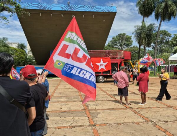 Ato no centro de Campo Grande contou com venda de camisetas, m&uacute;sica adaptada e engajamento de eleitores na manh&atilde; deste domingo
