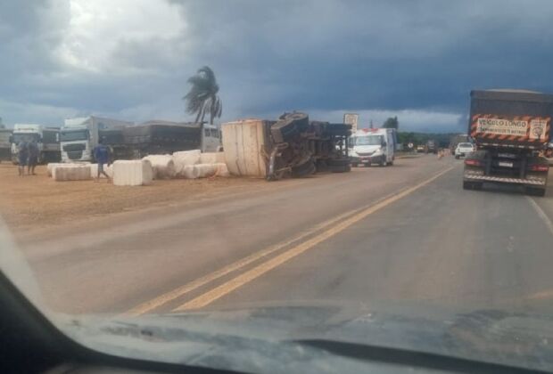 Carreta tombou nas margens da rodovia