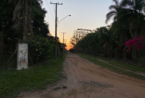 Segundo testemunhas, vítima chegou junto dos suspeitos e foi jogada e executada com vários tiros