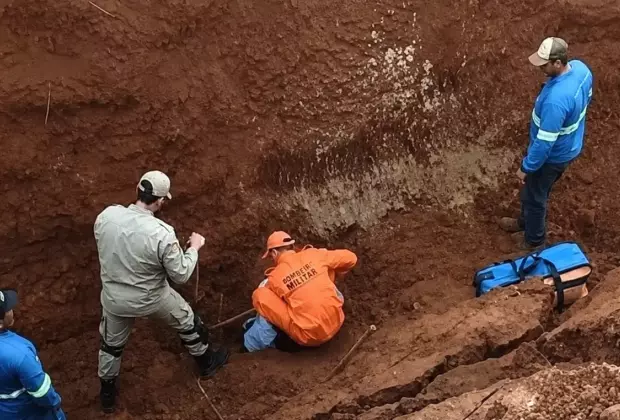 A v&iacute;tima foi retirada do local pelas equipes do Corpo de Bombeiros, com aux&iacute;lio de moradores e colegas