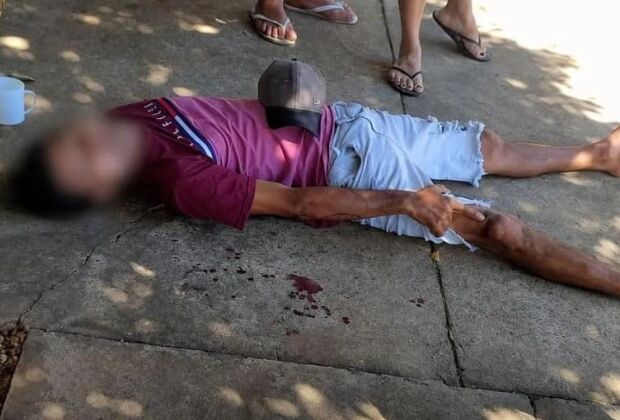 V&iacute;tima atacada pelo vizinho levou v&aacute;rios golpes de madeira pelo corpo