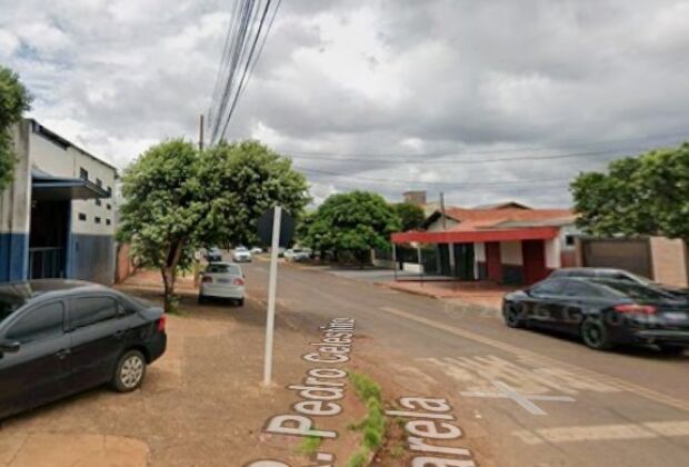 A mulher foi encontrada ca&iacute;da ao lado do agressor 