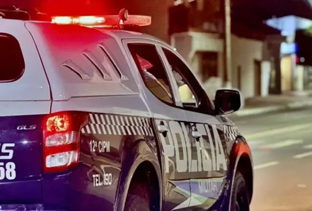 O suspeito tentou se esconder dentro de um terreno baldio