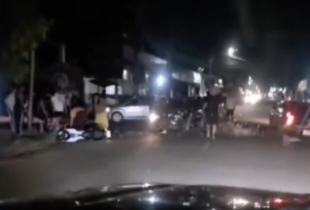 Em imagens &eacute; poss&iacute;vel ver duas motocicletas ca&iacute;das e duas pessoas inconscientes ao lado delas