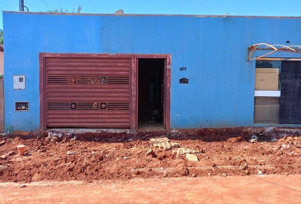 Uma moradora precisou gastar mais de R$ 200 para arrumar os encanamentos em frente &agrave; sua casa 
