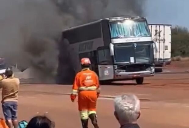 Passageiros registraram o ve&iacute;culo em chamas na BR-163