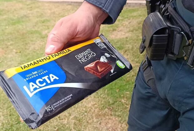 Policias encontraram uma barra de chocolate com o suspeito