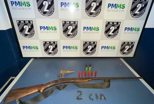 arma calibre .32, muni&ccedil;&otilde;es e materiais para recarga foram encontrados no telhado da casa