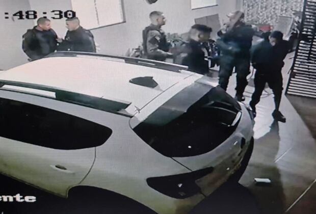 Baleado durante abordagem passou por telhados de v&aacute;rias casas antes de ser capturado
