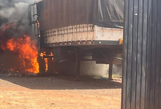 Ve&iacute;culo estava parado havia cerca de uma semana e teve os 12 pneus destru&iacute;dos; propriet&aacute;ria suspeita que fogo tenha sido criminoso