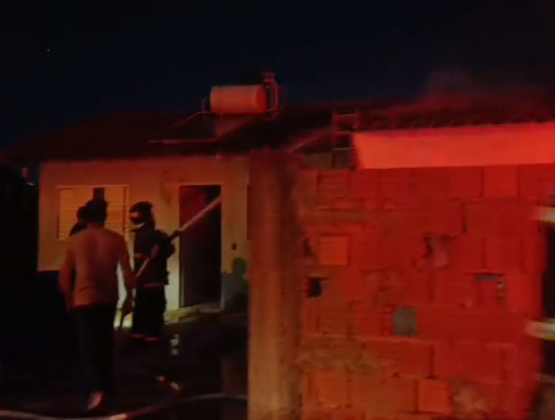 Vizinhos disseram ter visto o homem entrando no im&oacute;vel antes de as chamas come&ccedil;arem; resid&ecirc;ncia vizinha tamb&eacute;m foi atingida