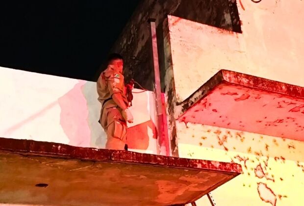 Suspeitou caiu de cerca de tr&ecirc;s metros e precisou ser resgatado pelos bombeiros