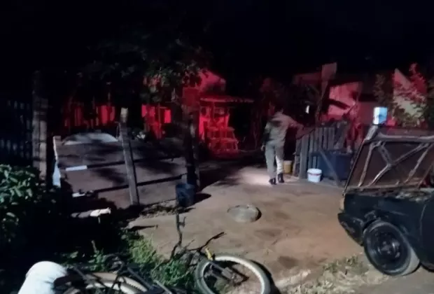 Moradora lamentou a destrui&ccedil;&atilde;o provocada pelo inc&ecirc;ndio que deixou tr&ecirc;s pessoas da mesma fam&iacute;lia feridas