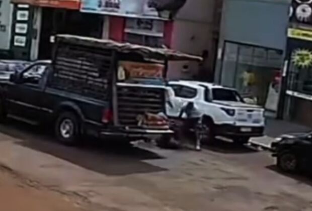 Testemunha afirma que v&iacute;tima foi colocada em uma caminhonete ap&oacute;s o ataque; c&acirc;meras de seguran&ccedil;a registraram a confus&atilde;o