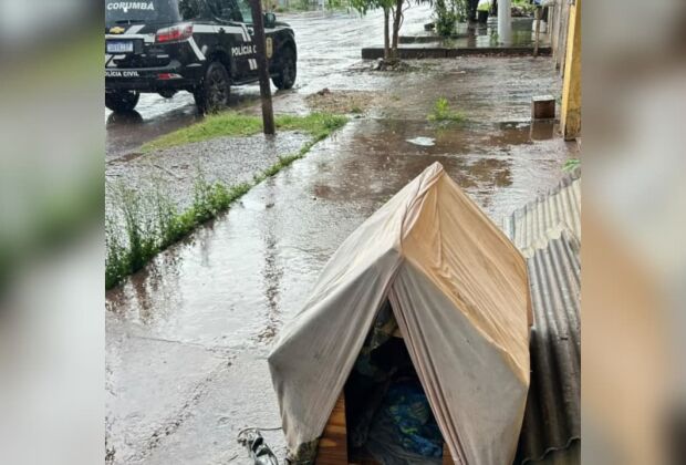 Animal estava magro, com parasitas e exposto &agrave; chuva; vizinhos ajudavam a alimentar o cachorro