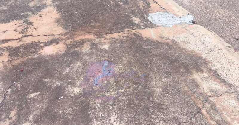 O local do crime ficou com sangue na rua e na calçada