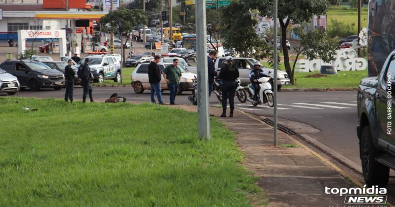 Motociclista de aplicativo afirma que foi fechado por caminhonete na rotat&oacute;ria 