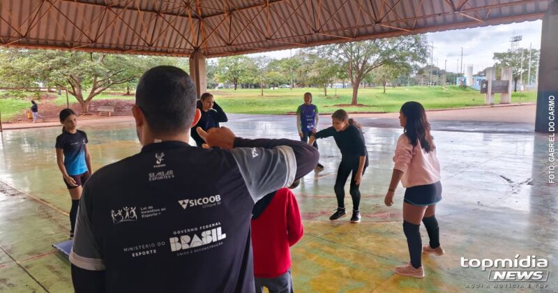 Iniciativa oferece aulas de futsal e v&ocirc;lei no Parque Ayrton Senna e ajuda a afastar jovens do sedentarismo e do excesso de telas