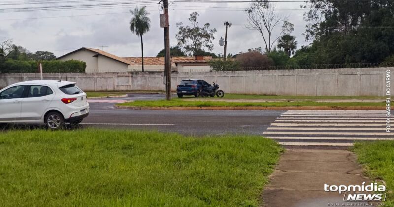 O motociclista seguia no corredor entre carros durante congestionamento