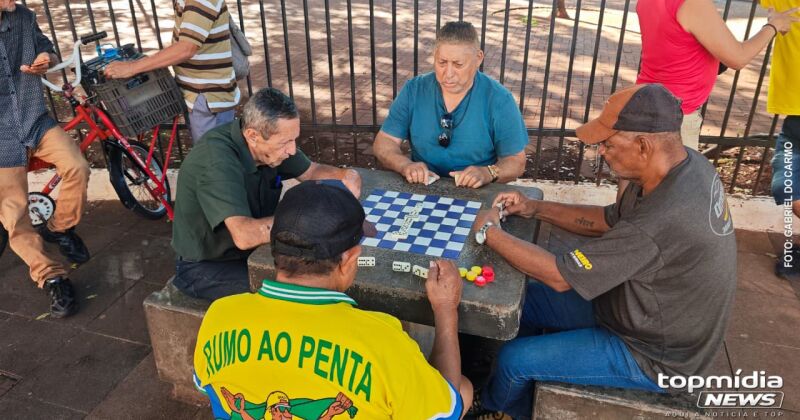 Jogadores com d&eacute;cadas de tradi&ccedil;&atilde;o se re&uacute;nem para passar o tempo, rever os amigos e manter vivo um passatempo sem apostas