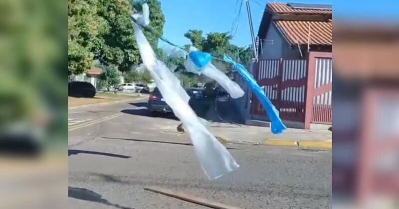 Varal improvisado chamou a aten&ccedil;&atilde;o de motoristas e motociclistas at&eacute; que o cabo fosse substitu&iacute;do