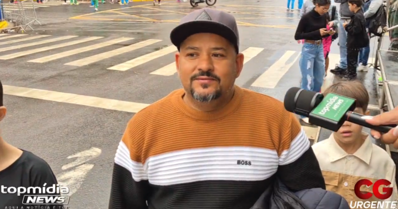 Acompanhado da fam&iacute;lia, ele elogiou os grupos que decidiram desfilar mesmo ap&oacute;s suspens&atilde;o oficial por causa da chuva