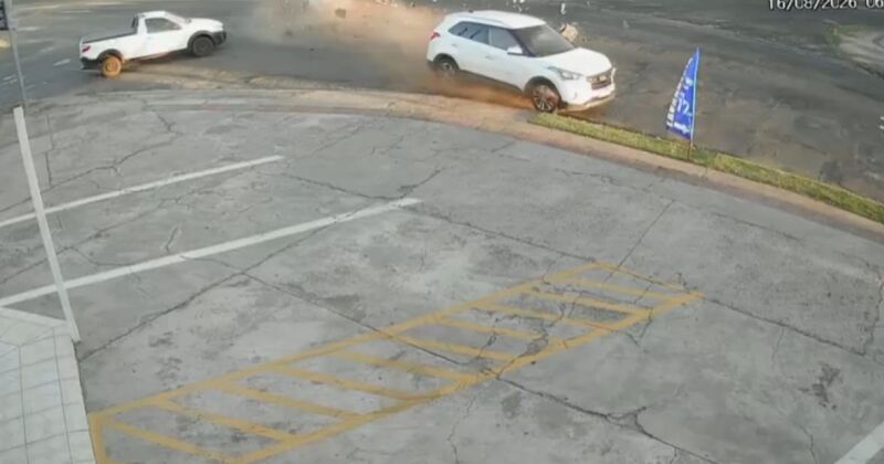 Motorista b&ecirc;bado furou sinal e destru&iacute;do outro ve&iacute;culo e muro de resid&ecirc;ncia