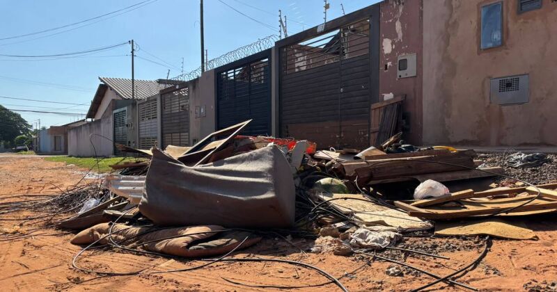 Moradora afirma que problema come&ccedil;ou h&aacute; tr&ecirc;s meses ap&oacute;s obras em im&oacute;veis vizinhos