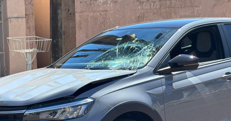 Acidente aconteceu em cruzamento entre as ruas Cl&oacute;ves Bevil&aacute;gua e Alu&iacute;sio de Azevedo
