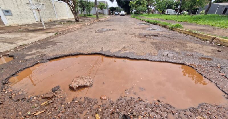 Buracos chegam a tomar 80% da largura das vias 
