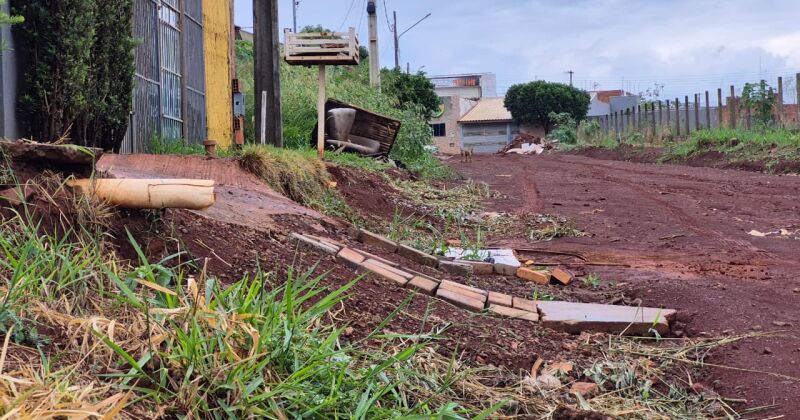 Rebaixamento do n&iacute;vel da rua impede que ve&iacute;culos sejam guardados dentro das garagens das casas