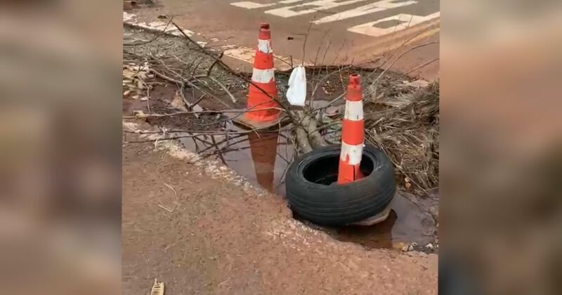 Segundo den&uacute;ncia, cratera est&aacute; sinalizada h&aacute; mais de um m&ecirc;s
