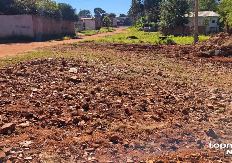 Moradores se utilizam de entulhos para tentar evitar que casas sejam invadidas pela enxurrada&nbsp;