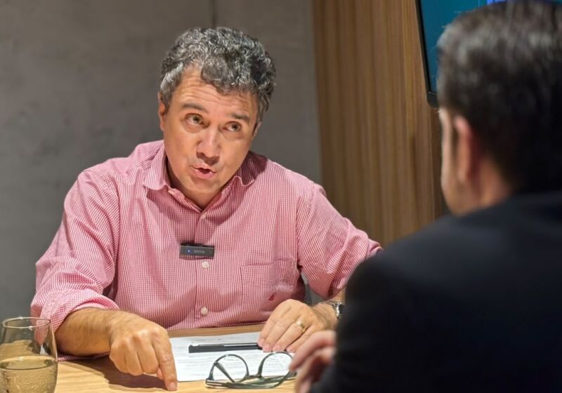 Cobrado por eleitores e por sua pr&oacute;pria legenda, parlamentar explica que aus&ecirc;ncia no plen&aacute;rio foi causada por agenda em Bras&iacute;lia para buscar moradia para 200 fam&iacute;lias de ocupa&ccedil;&otilde;es irregulares