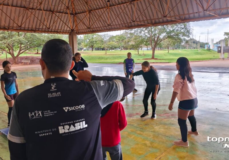 Iniciativa oferece aulas de futsal e v&ocirc;lei no Parque Ayrton Senna e ajuda a afastar jovens do sedentarismo e do excesso de telas
