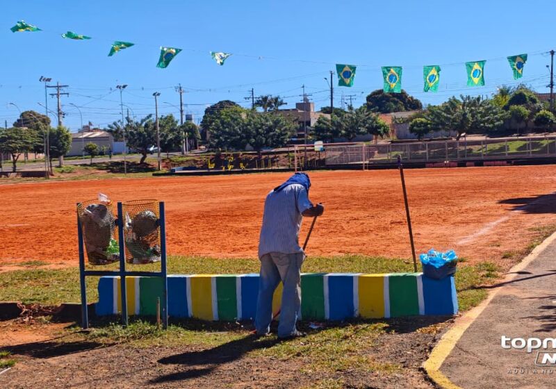 V&iacute;nculo com bairro fez com que idoso ajudasse na limpeza do local