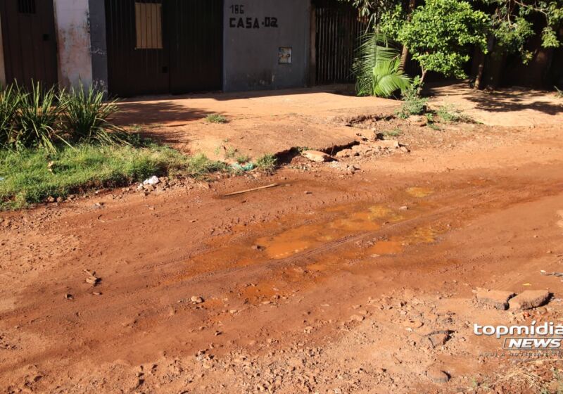 Contribuintes afirmam que com&eacute;rcio tamb&eacute;m fica prejudicado com a situa&ccedil;&atilde;o da rua sem asfalto