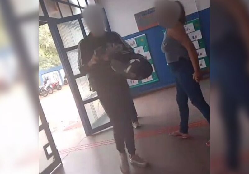 M&atilde;e de aluno registrou boletim de ocorr&ecirc;ncia na Depca nesta ter&ccedil;a-feira; ata de reuni&atilde;o na escola traz novos relatos sobre supostas piadas envolvendo religi&atilde;o e coment&aacute;rio de cunho sexual sobre uma estudante