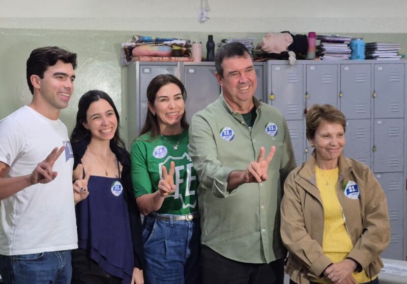 Candidato assegura novo mandato de quatro anos no comando do Executivo estadual ap&oacute;s apura&ccedil;&atilde;o das urnas