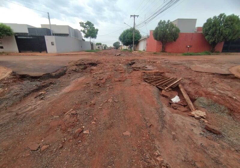 Moradores da Rua Nair Alves e Castro relatam dificuldades para circular em dias de chuva e temem acidentes com crian&ccedil;as que frequentam projeto social