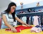 Empresária chora com medo de falir e coloca roupas a preço de custo em Campo Grande