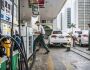 Aleluia! Petrobras reduz preço da gasolina pela 1ª vez no ano
