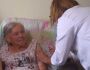 Aos 93 anos, mãe de Bolsonaro toma segunda dose da CoronaVac