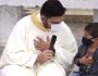 Criança interrompe missa para pedir oração a padrinho intubado com covid