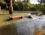 Picape cai dentro de rio em Paraíso das Águas, fica submersa e pescador alerta