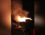 Vídeo: incêndio destrói madeireira na Manoel da Costa Lima